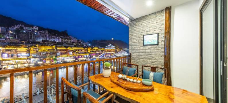 凤凰拾光·童年｜沱江180度夜景｜古城江景民宿图片