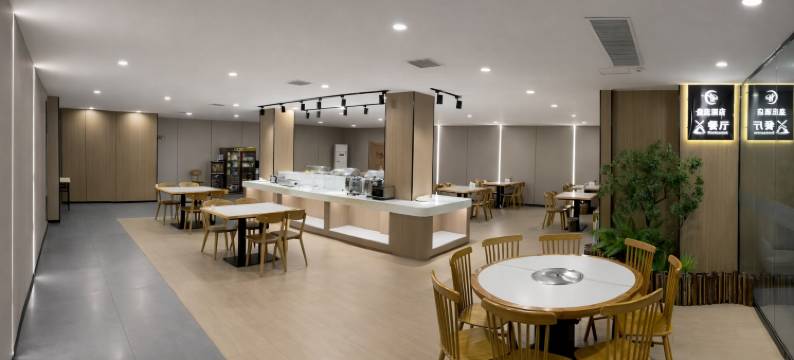 枕畔・皇庭WARMWORLDS•MAGNLWMCENWS180°观景设计酒店(DL胖东来店)图片