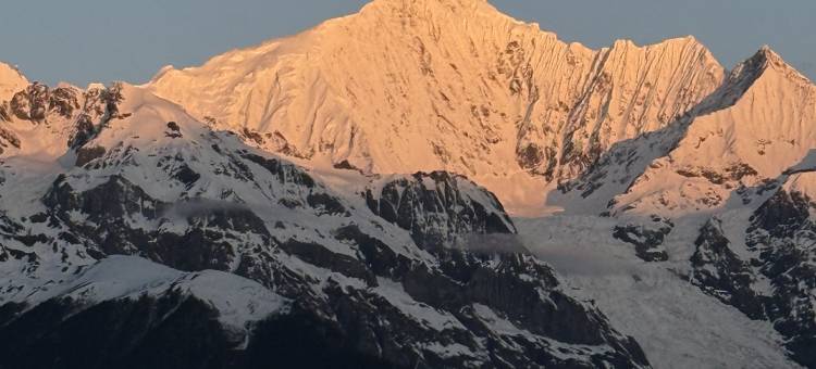 梅里空谷雪山图片