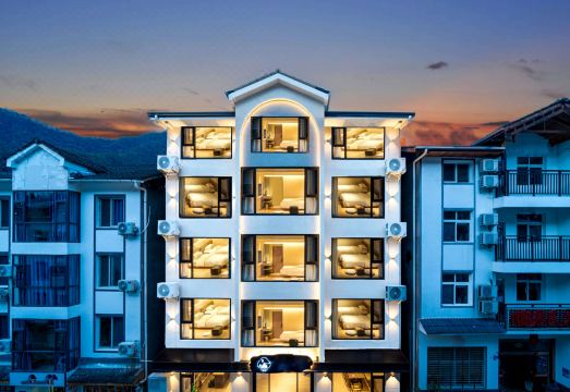 云霓酒店（神农架木鱼镇门楼街店）外景图