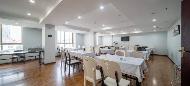 玥樺世纪酒店(南康家具城店)图片
