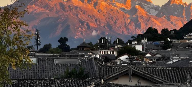丽江古城半山归吾•山隐日照金山丨观古城全景美宿(大水车店)图片