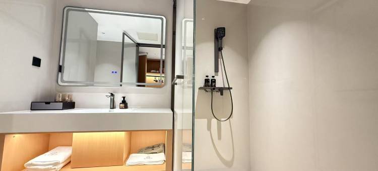 方城英达酒店(亚龙国际商博城东门店)图片