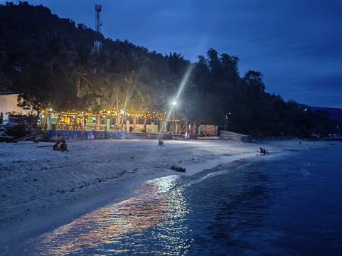 岛前邦克贡度假村和餐厅(Island Front - Bangcogon Resort and Restaurant)