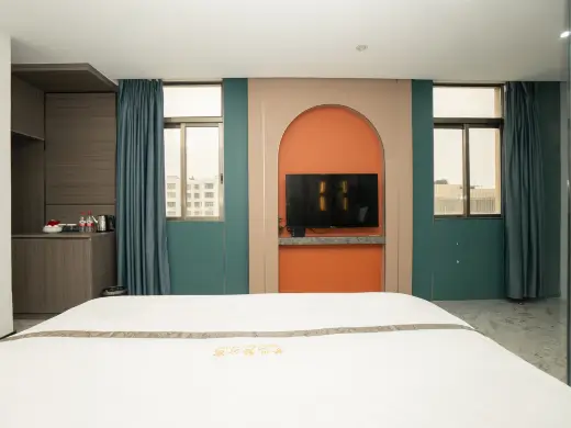 情侶豪華高級大床房（酒店公區提供自助洗衣房）