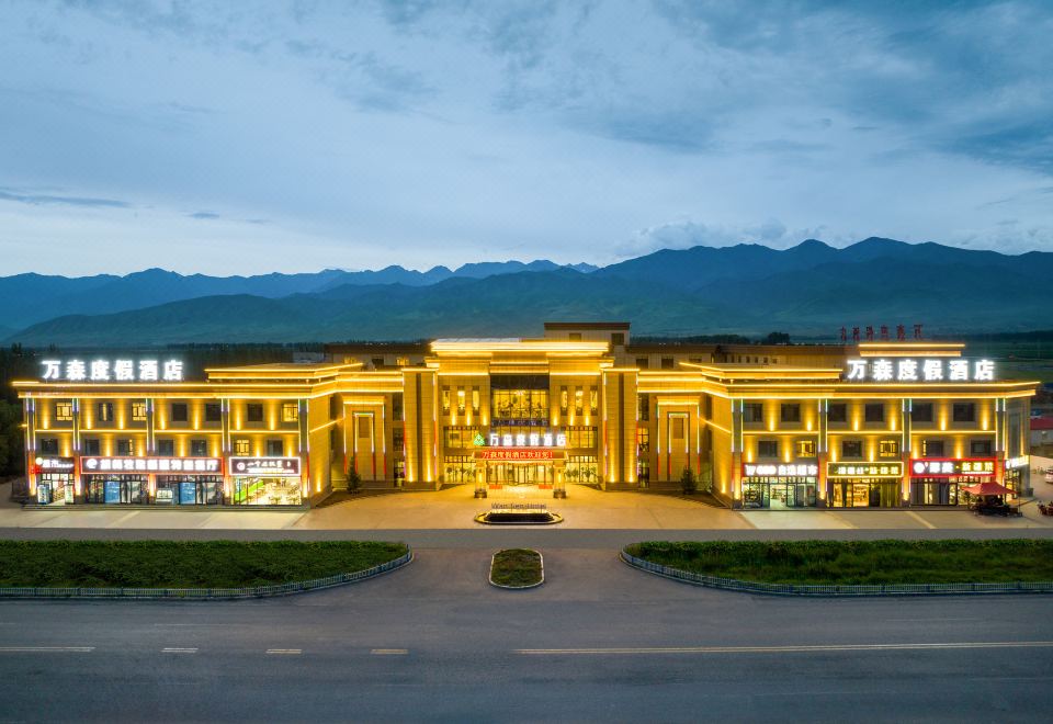那拉提万森度假酒店外景图