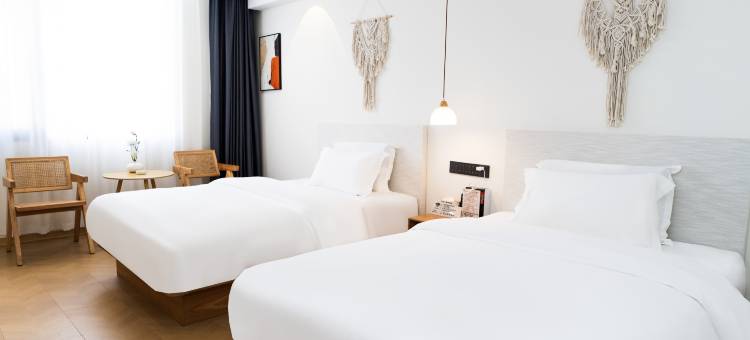 君遨酒店(临沧沧源摸你黑狂欢广场店)图片