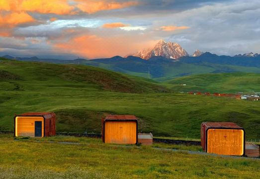 见山·半山木屋外景图