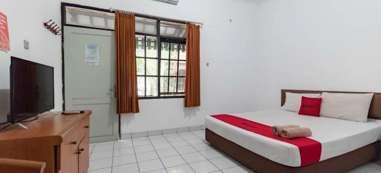 万隆市布瓦巴图红多兹@彭多克库尔尼亚酒店(RedDoorz @ Hotel pondok Kurnia near Buah Batu Bandung)图片