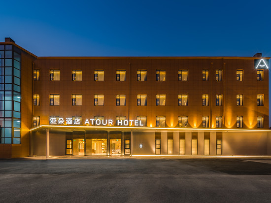 上海浦东曹路地铁站亚朵酒店