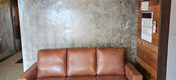 海狼出没(曾用名：洪馆小舍)(BarraCuda Den (previously known as Jono's Place))图片