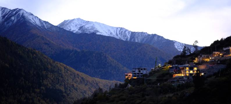 四姑娘山等风来雪山民宿(长坪沟景区长青山寨观景平台店)图片
