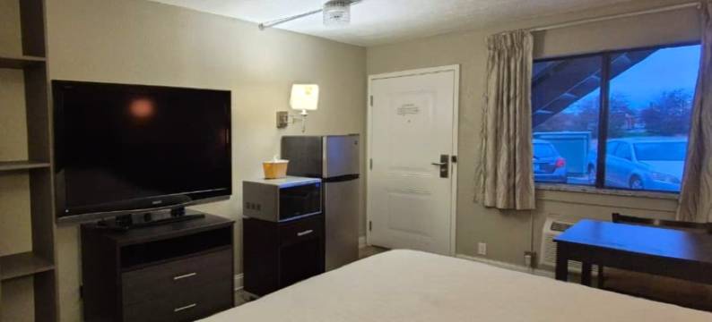 位于梅里尔维尔的经济型旅馆，靠近I 65的联排别墅(Economy Inn Merrillville by Townhouse I 65)图片