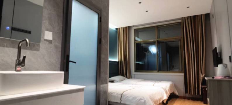 碌曲郎木寺秀峰宾馆图片