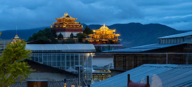 相逢不晚SilveryMoonlight|慢城供氧设计师民宿(独克宗古城大佛寺转经筒店)图片