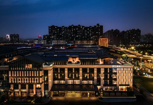 洛阳华茂春松酒店外景图