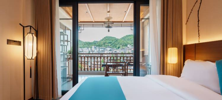 景宿梦澜·茶言听雨智能江景民宿(凤凰古城景区南华桥店)图片