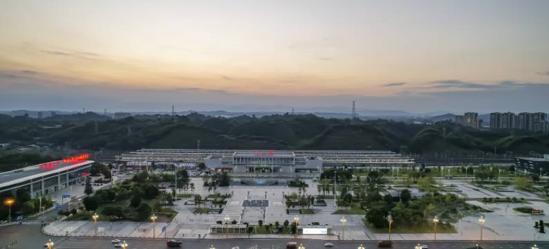 一宿酒店(乐山高铁站世豪广场店)图片