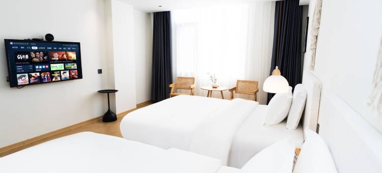 君遨酒店(临沧沧源摸你黑狂欢广场店)图片