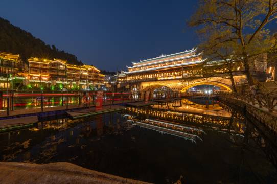 凤凰一泉江景·古桥云影·禅意设计师度假美宿(凤凰古城沱江店)图片