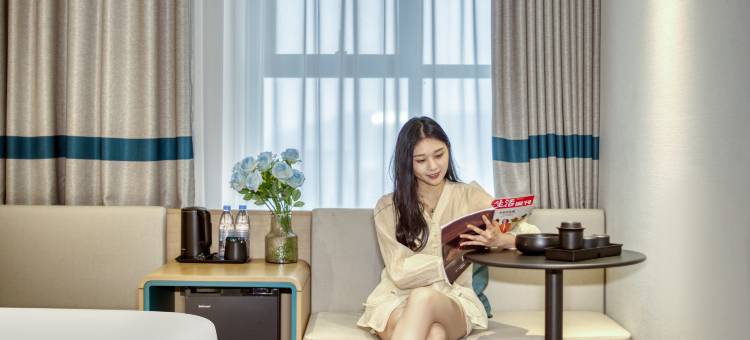 嵊州文澜东方丨Cinema·SunnyBalcony城景酒店(市中心吾悦广场店)图片