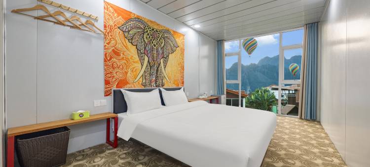 万荣泳池派对酒店(泳池观赏热气球，免费接送站，网红打卡)(Pool Party Hotel)图片