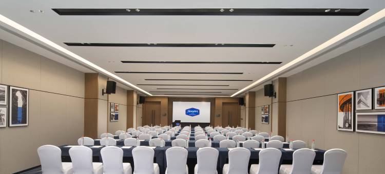 哈密高铁站希尔顿欢朋酒店图片