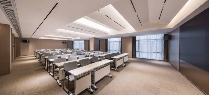 广州花都狮岭大道中亚朵酒店图片