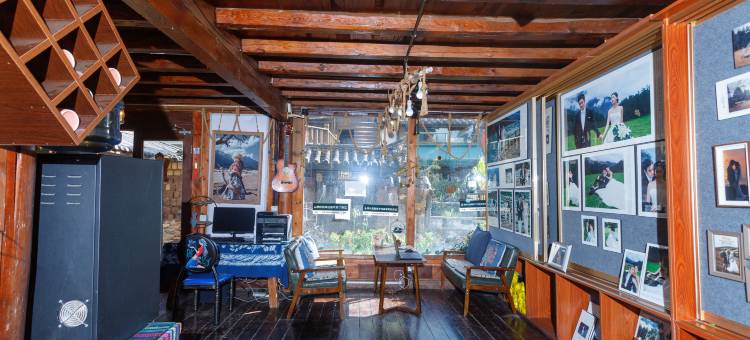 丽江束河玥色溪畔花园客栈图片