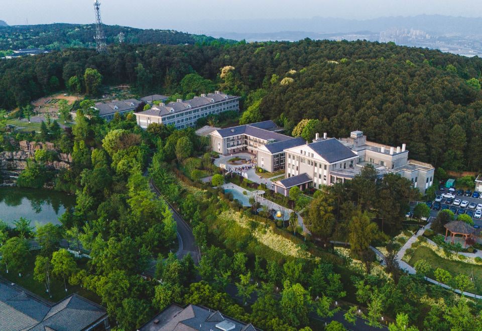 Rongjing Hotel (Tieshanping Forest Park) over view