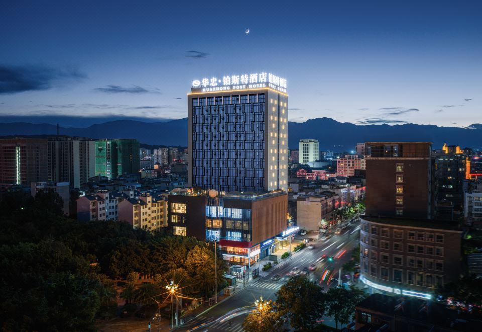 华忠铂斯特酒店外景图