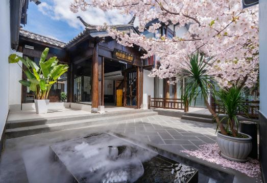 Baicheng Snow Mountain Courtyard (Lijiang Gucheng Center Mufu) over view