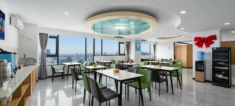 艺龙海雅酒店(许昌胖东来时代广场曹魏古城店)图片