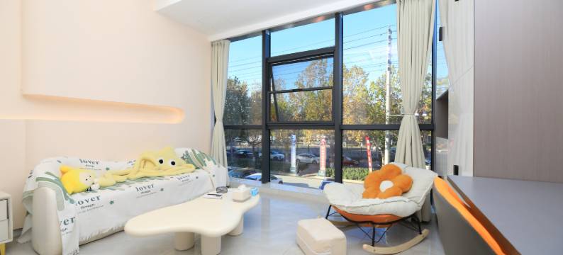 栖畔轻雅酒店(三门峡体育中心店)图片