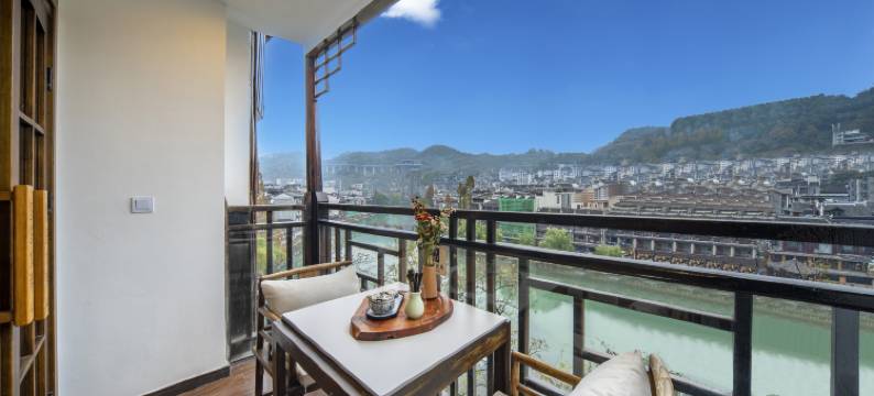 悠悠水畔•高端江景民宿(凤凰古城景区南华门店)图片