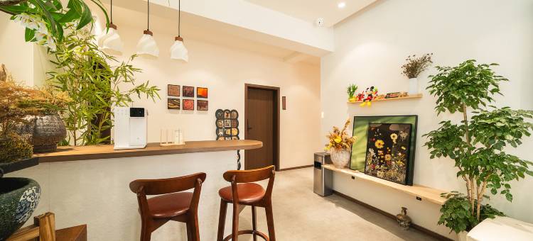 路遇禾庭丨Designer·侘寂原木风民宿(开封万岁山武侠城店)图片