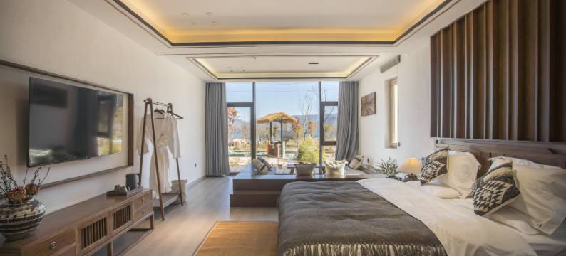 泸沽湖泊岸度假半山湖景酒店图片