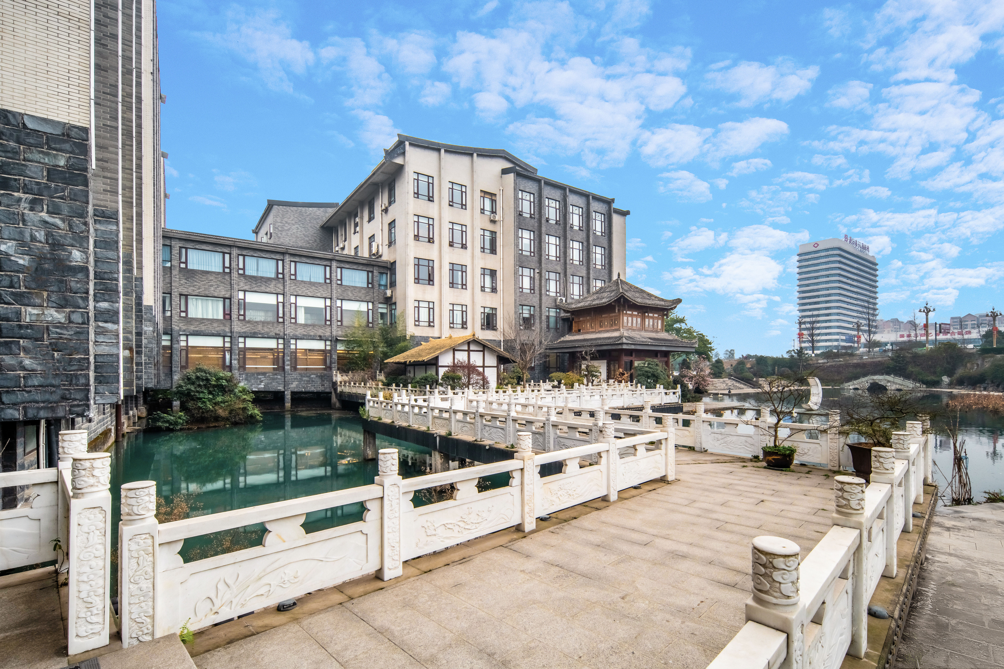 Emeishan Yue Garden Hotel Over view