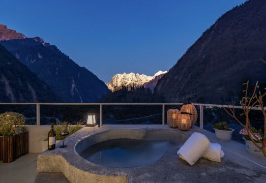 海螺沟云屿曦·山野星空·私汤温泉·ChillVibes·雪山观景度假美宿外景图