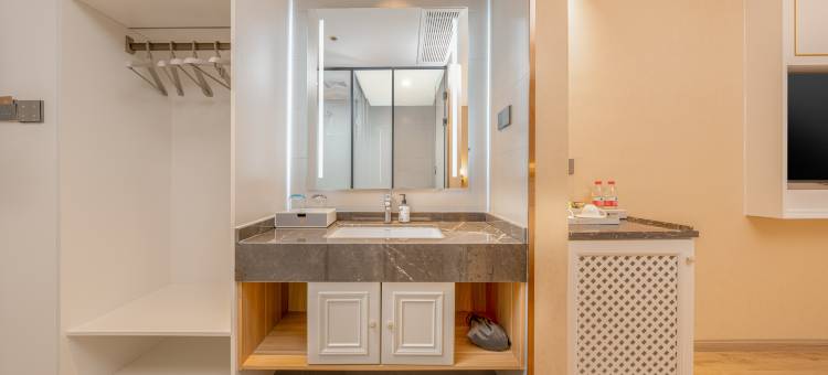 柏丽艾尚国际酒店(瑞丽财富广场彩云城店)图片