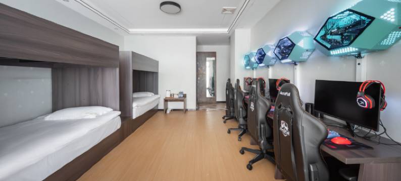 竞派电竞民宿(南京南站河定桥地铁站店)图片