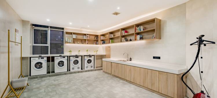 海顿轻雅酒店(新华学院玉兰大道地铁站店)图片