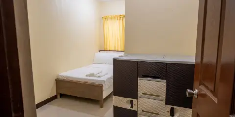 RedDoorz near University of Perpetual Help DALTA & Las Piñas City Hall