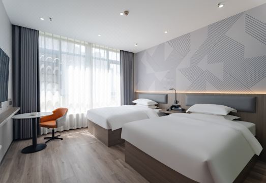 Borrman Hotel (Binhai Qichezhan Yigao Guangchang) Hotel Overview