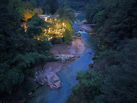 青城山溪窗闲临溪森氧私汤villa民宿