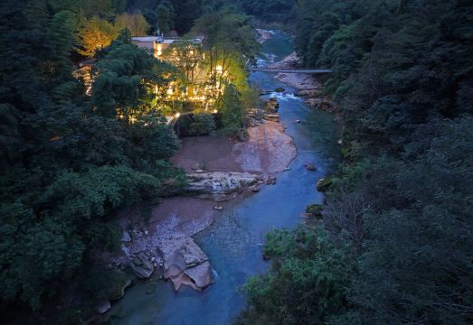 青城山溪窗闲临溪森氧私汤villa民宿外景图