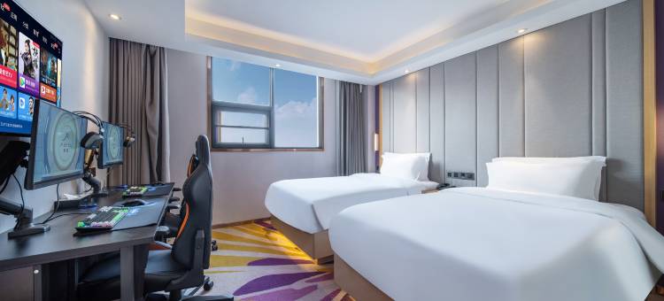 尖峰·奢电竞酒店(武汉长港路地铁站常青路店)图片