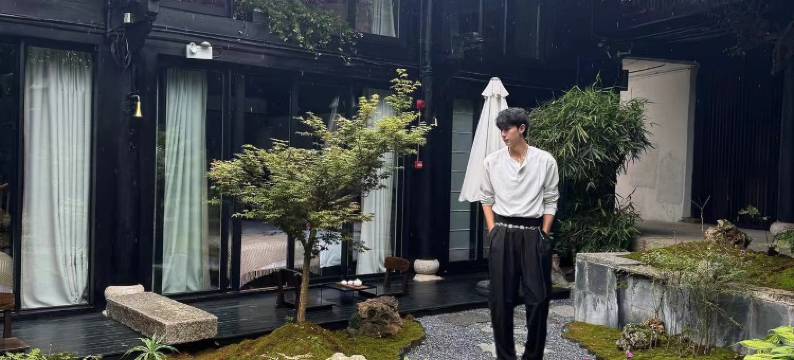 山下见·日咖夜酒主题民宿(丽江古城万子桥店)图片