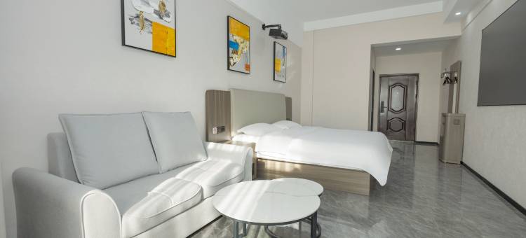 云畔影视酒店(安阳高铁东站站前广场迎宾公园店)图片