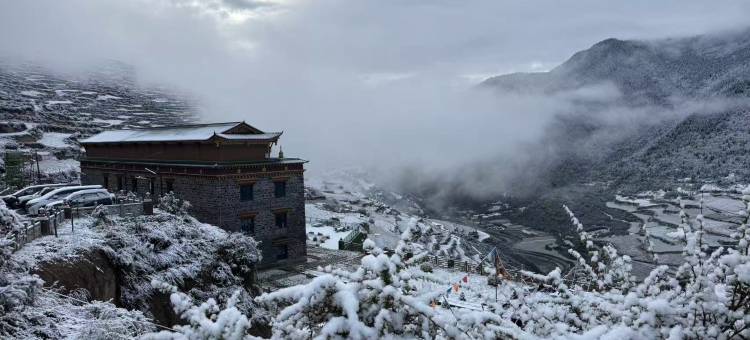 花筑·唐拉颇章·悬崖藏地民宿(牟尼沟风景区店)图片